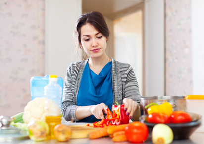 Frau kocht vegitarisch