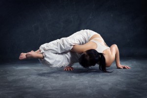 Frau beim Power Yoga